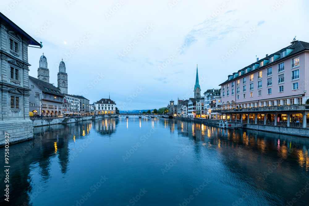 Naklejka premium Historic architecture at Limmat riverbank in Zurich at night