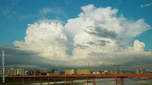 街の上に発生した真っ白で巨大な積乱雲 / 24fps photo