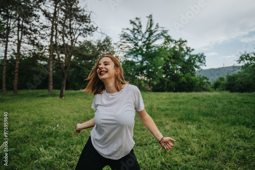 Foto A woman with a joyful expression revels in the freedom of nature, surrounded by lush greenery in an open field and under a clear sky