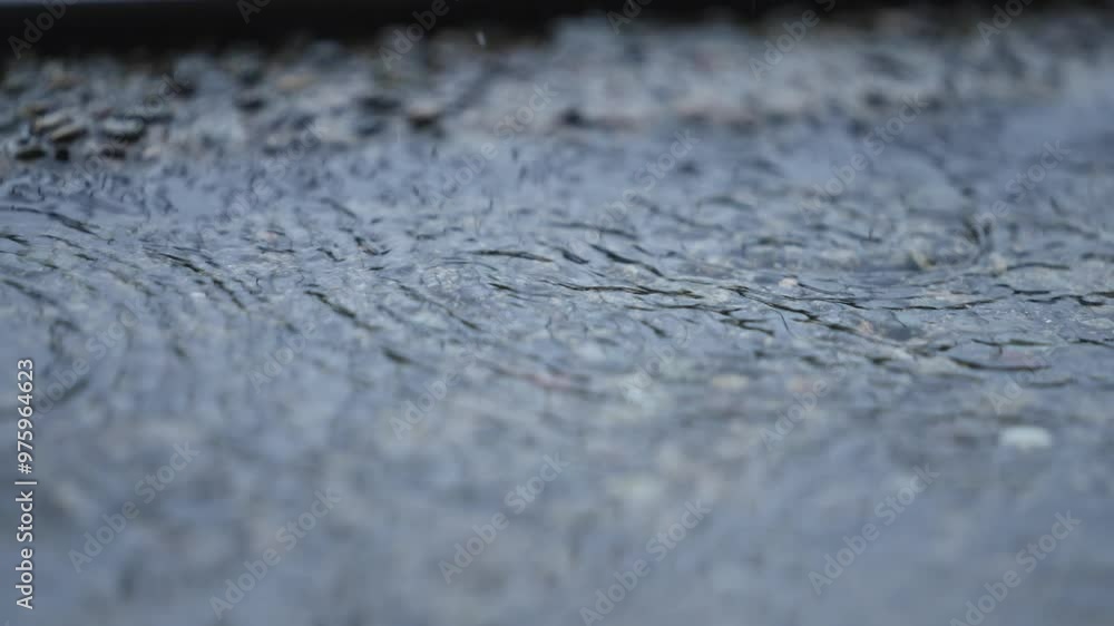 スーパースロー映像:しぶきを上げて揺れる、雨の日の水たまり スーパースロー映像:しぶきを上げて揺れる、雨の日の水たまり