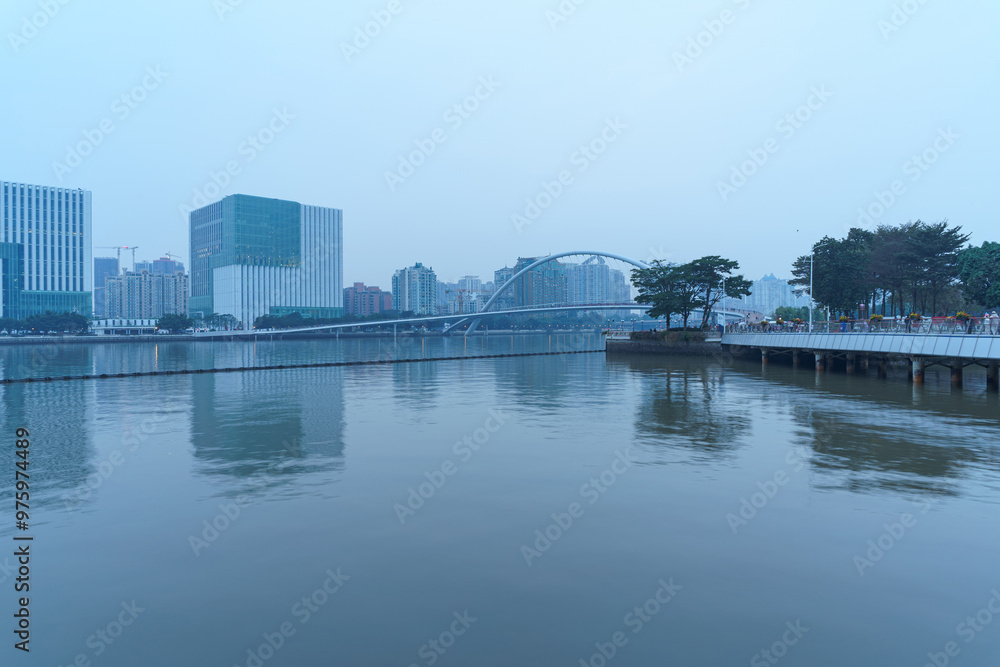 Obraz premium Guangzhou Pearl River Haixin Bridge and Urban Architectural Landscape