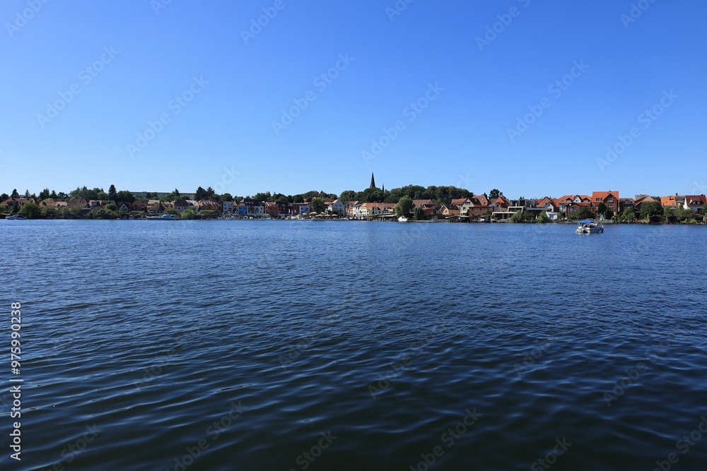 Fototapeta premium Blick über den Plauer See auf die Stadt Malchow