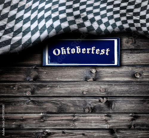 Oktoberfest Tischtuch mit Rautenmuster und Holzwand im Vintage Look