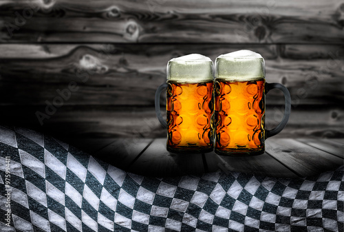 Oktoberfest Tischtuch mit Rautenmuster und Bierkrügen im Vintage Look