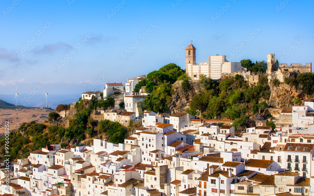 Obraz premium The Beautiful and Dramatically Situated White Village of Casares in the Malaga Province, Andalusia, Spain, with Iglesia de la Encarnacion (Church of the Incarnation)