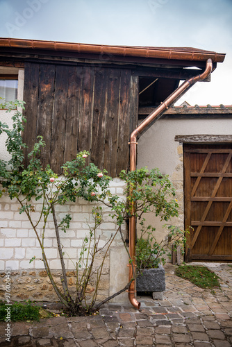 Gouttière neuve sur une maison ancienne photo