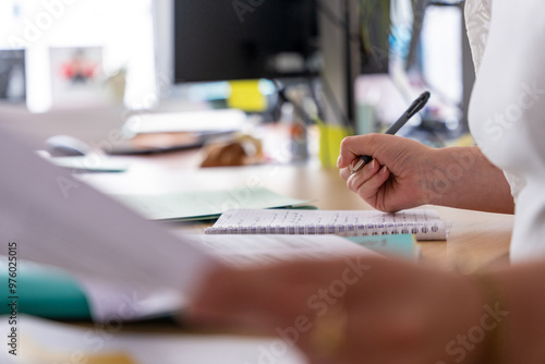 Cuadro en lienzo Illustration de travail administratif dans des bureaux