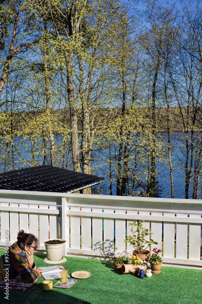 freizeit auf einem balkon am see