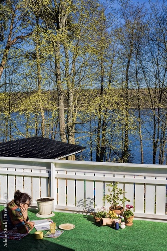 Obraz na płótnie freizeit auf einem balkon am see w salonie