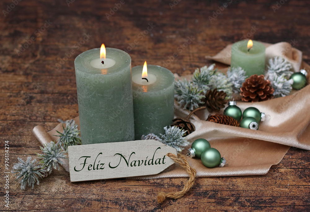 Tarjeta de felicitación navideña: Velas verdes con bolas navideñas y la inscripción Feliz Navidad en un cartel. Tarjeta de felicitación navideña: Velas verdes con bolas navideñas y la inscripción Feliz Navidad en un cartel.