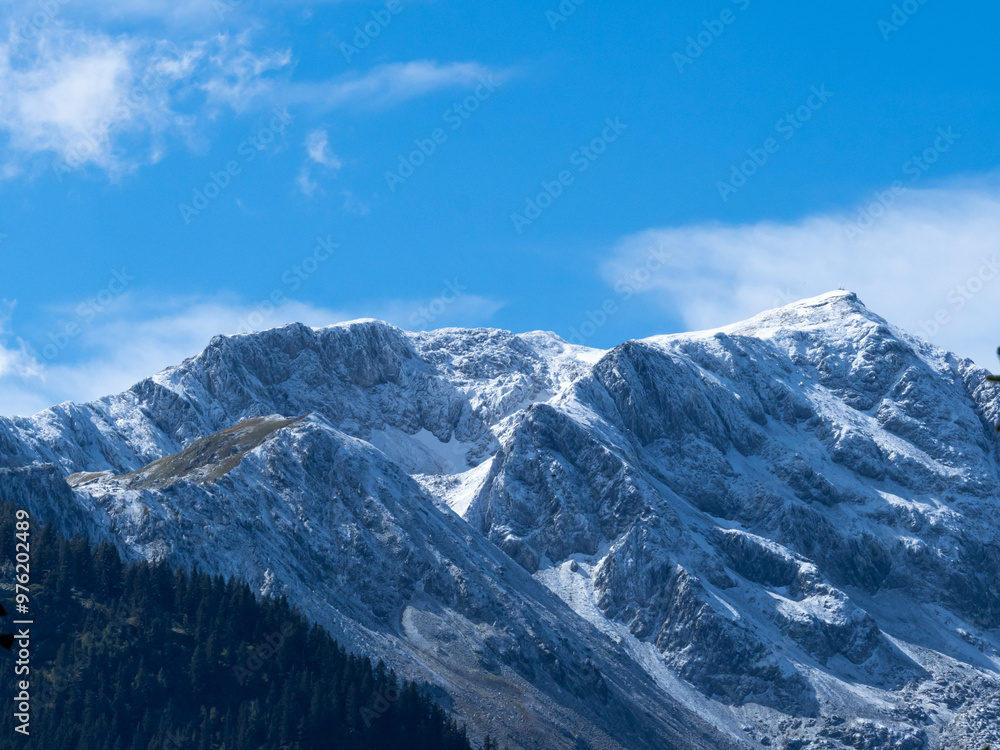 le grand mont, beaufortain, secteur arêches, saupoudré de neige le grand mont, beaufortain, secteur arêches, saupoudré de neige