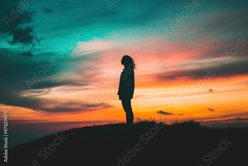 Mensch auf Berg mit leuchtend Buntem Himmel im Hintergrund