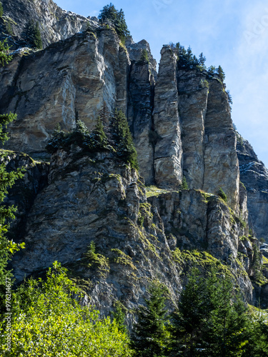 roche parstire en beaufortain, secteur arêches, saupoudré de neige, fractures dans la roches en mégalithe. photo