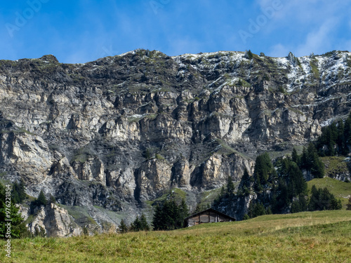 roche parstire en beaufortain, secteur arêches, avec falaise, alpage, chalets d'alpage et épicéas photo