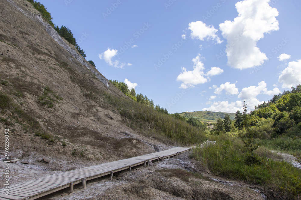 Fototapeta premium Lehrpfad neben einem Salzhaltugen Berg