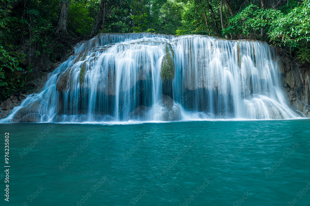 Obraz premium Beautiful deep forest waterfall in Thailand.