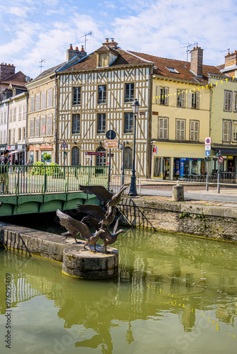 Obraz na płótnie Le Canal du Trévois à Troyes w salonie