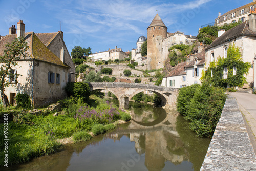 vieux pont en pierre sur l'Armançon appelé pont Pinard sous les fortifications médiévales de la ville de Semur-en-Auxois en Bourgogne photo