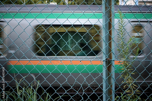 金網フェンス越しに走る電車 東海道線 photo