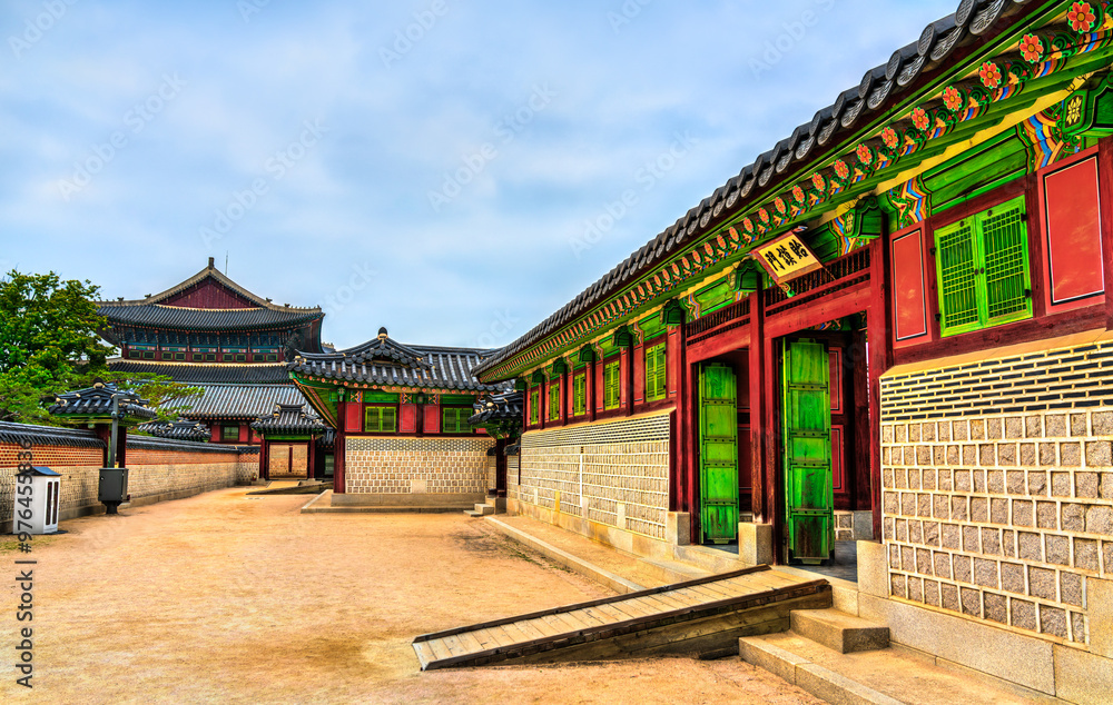 Naklejka premium Traditional architecture of Gyeongbokgung Palace in Seoul, South Korea