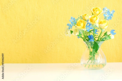 Wallpaper Mural 黄色い壁紙と花の花瓶 Torontodigital.ca