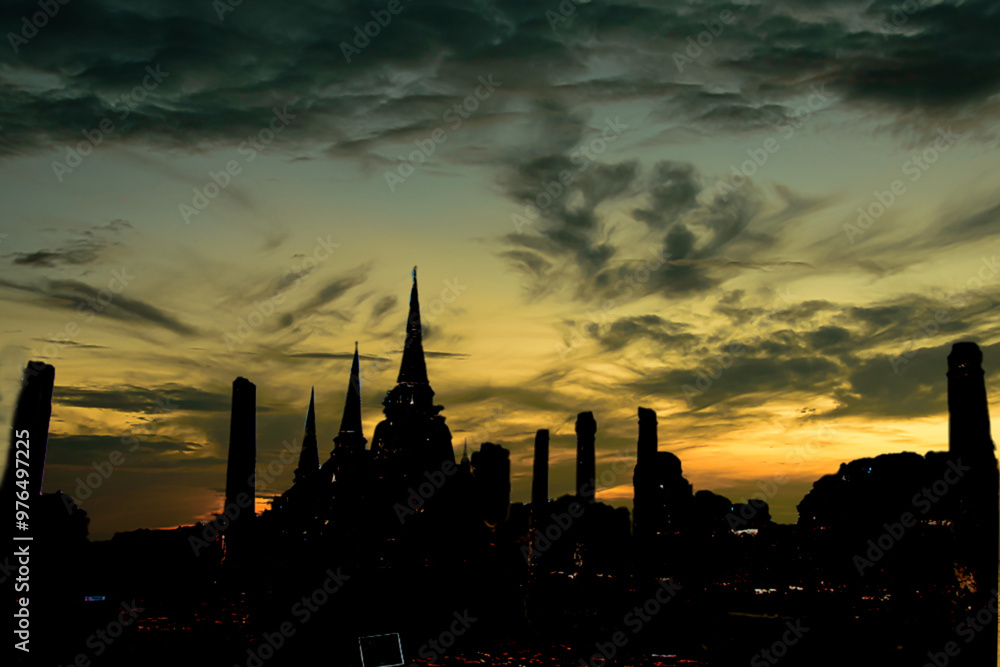 Naklejka premium Silhouette view of the morning sun over the peak of Wat Phra Si Sanphet Chedi, in Ayutthaya Province of Thailand,