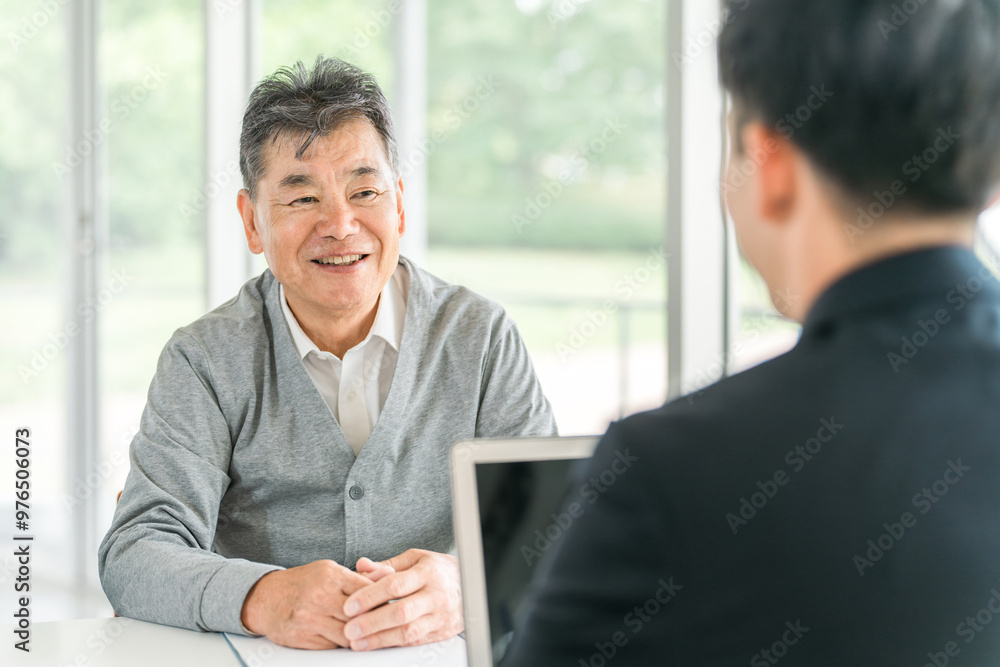 打ち合わせ・相談・カウンセリングをする高齢者の男性(相続税・保険・不動産・年金・遺産相続・終活)
打ち合わせ・相談・カウンセリングをする高齢者の男性(相続税・保険・不動産・年金・遺産相続・終活)
