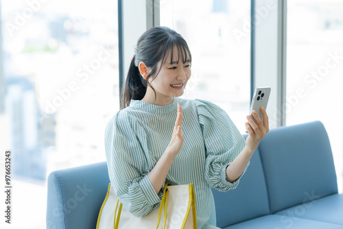 Free Download スマホを操作する若い女性　撮影協力：学校法人電波学園　東京電子専門学校 - GFXLoad