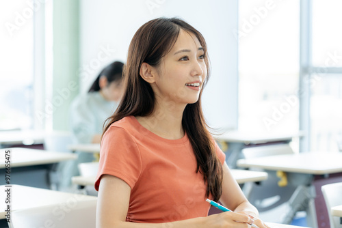 教室で授業を受ける女子大学生 撮影協力:学校法人電波学園 東京電子専門学校 Free Download 教室で授業を受ける女子大学生 撮影協力:学校法人電波学園 東京電子専門学校 - GFXLoad