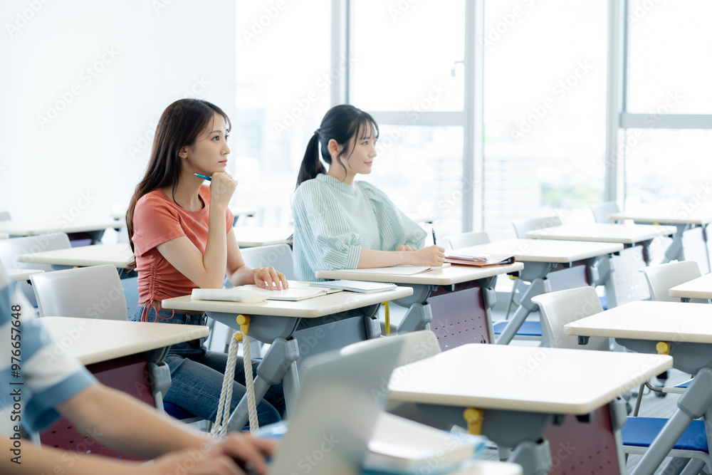 教室で授業を受ける女子大学生 撮影協力:学校法人電波学園 東京電子専門学校 教室で授業を受ける女子大学生 撮影協力:学校法人電波学園 東京電子専門学校