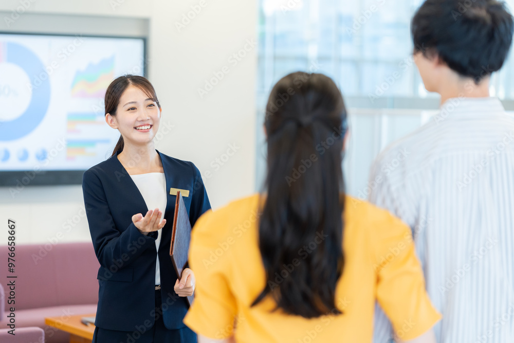 © wheeljack - 受付の若い女性　撮影協力：学校法人電波学園　東京電子専門学校