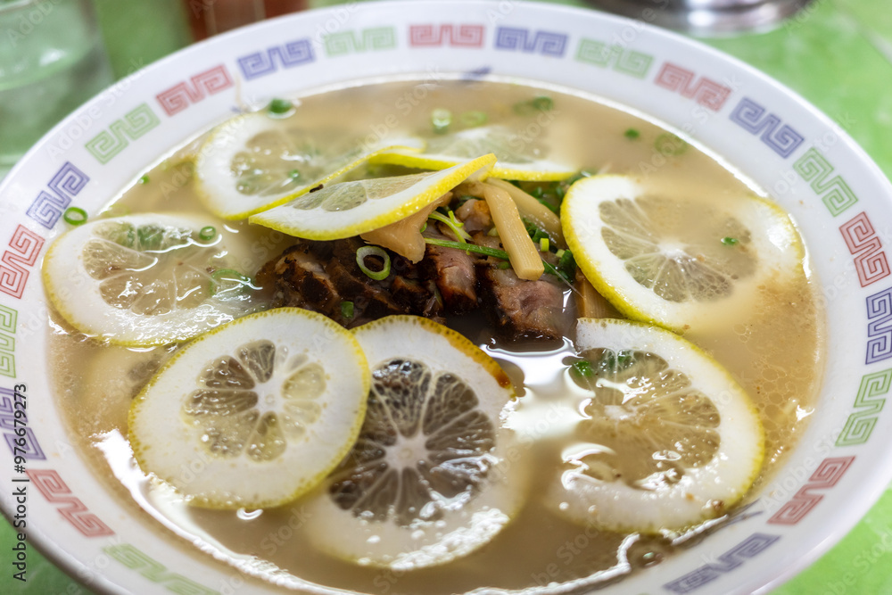 日本の岡山県のとても美味しいレモンラーメン 日本の岡山県のとても美味しいレモンラーメン