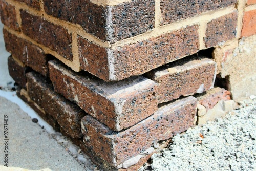 Fotografia crumbling corner of old brick building