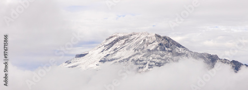 Paisaje de la cima del Iztaccíhuatl (Mujer Dormida) con nieve rodeado por nubes 