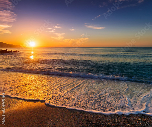 Costa ligure all'alba senza persone photo