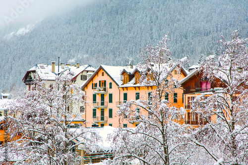 Foto chamonix city view. Alpine houses, chalets