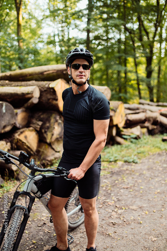 Junger mann beim Fahrradfahren in der Natur