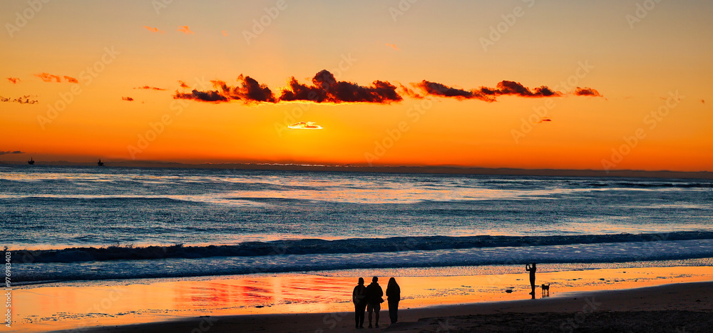 Fototapeta premium sunset on the beach in Carpinteria, California
