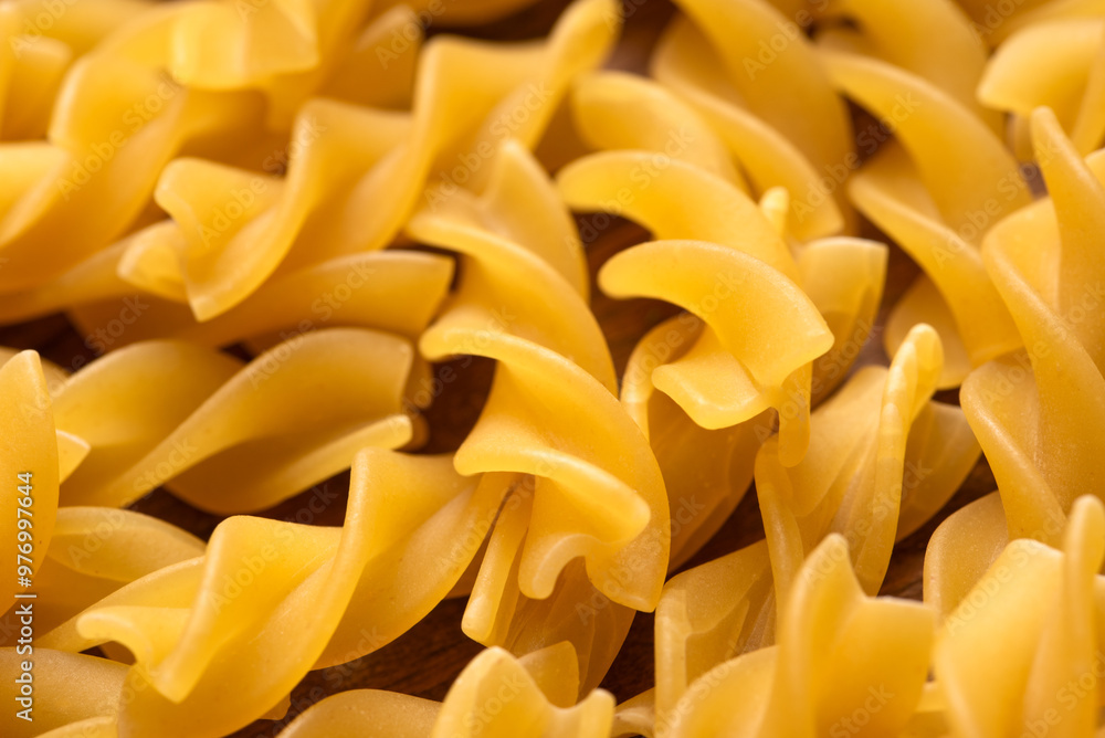 Sfondo di fusilli, tipica pasta italiana, gastronomia europea Sfondo di fusilli, tipica pasta italiana, gastronomia europea