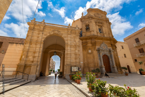 Foto MARSALA, ITALY, JUNE 28, 2023 - Garibaldi's Gate in the historic center of Marsa