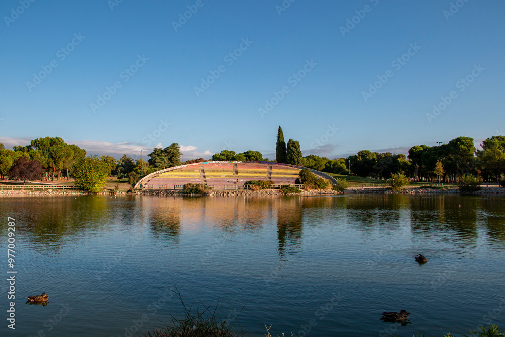 Fototapeta premium Pond and stands of the Las Cruces park in the city of Madrid in the Carabanchel neighborhood