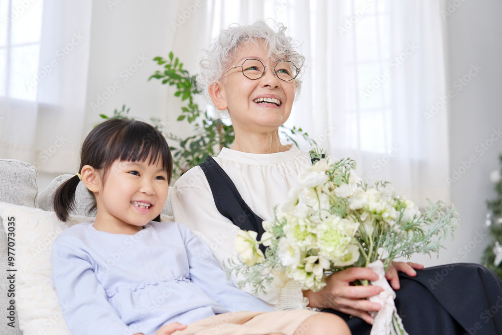 花束を持つ祖母と孫 リビング 花束を持つ祖母と孫 リビング