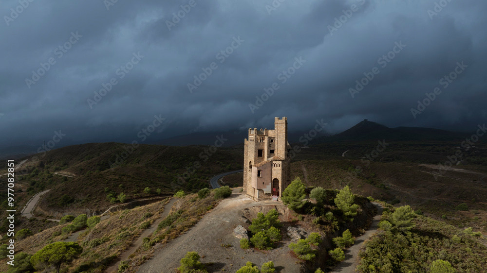 El Castillo de la Mota en Alhaurín el Grande en un día oscuro de lluvia El Castillo de la Mota en Alhaurín el Grande en un día oscuro de lluvia
