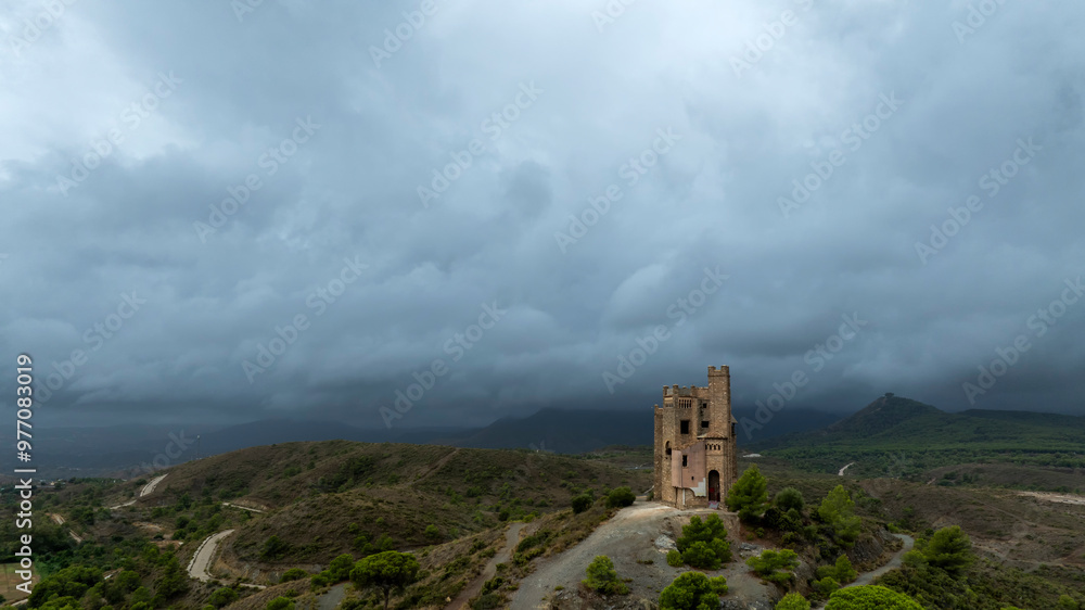 El Castillo de la Mota en Alhaurín el Grande en un día oscuro de lluvia El Castillo de la Mota en Alhaurín el Grande en un día oscuro de lluvia