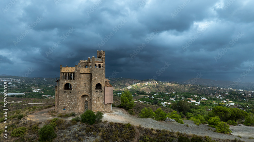 El Castillo de la Mota en Alhaurín el Grande en un día oscuro de lluvia El Castillo de la Mota en Alhaurín el Grande en un día oscuro de lluvia