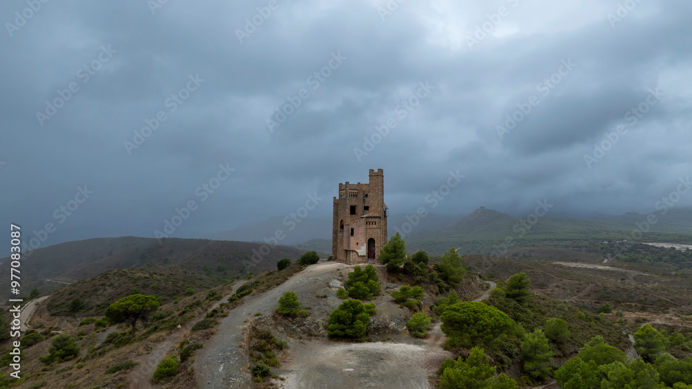 El Castillo de la Mota en Alhaurín el Grande en un día oscuro de lluvia El Castillo de la Mota en Alhaurín el Grande en un día oscuro de lluvia