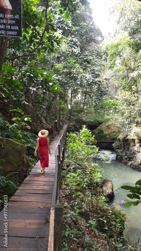 mulher caminhando em passarelas no complexo turístico poço azul, na chapada das mesas, maranhão  photo