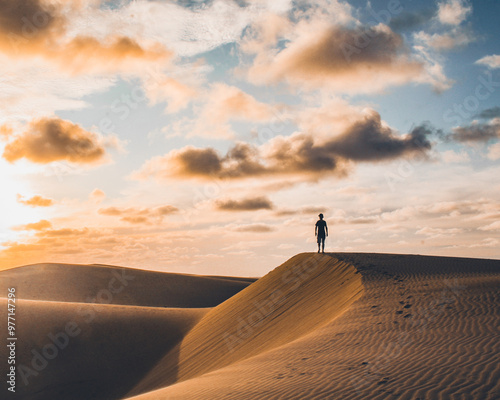 silhueta de homem nas dunas de tutoia, maranhão, no pôr do sol 