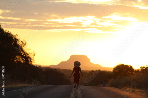 mulher caminhando em rodovia na Chapada das Mesas, entre Balsas e Carolina, Maranhão 