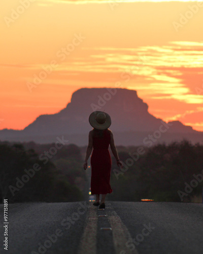 mulher caminhando em rodovia na Chapada das Mesas, entre Balsas e Carolina, Maranhão 
